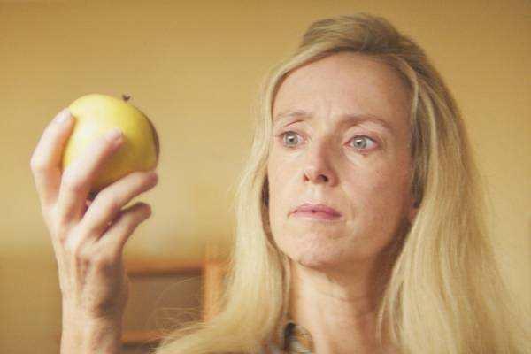 映画『地下室のヘンな穴』“12時間進んで3⽇若返る”奇妙な穴、欲望に満ちた⼤⼈たちの末路は？