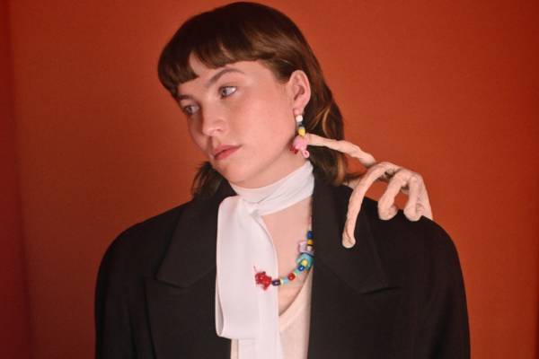 ミュウミュウ“カラフルな錠剤”モチーフの新作コスチュームジュエリー、彫刻作品がピアス＆イヤリングに