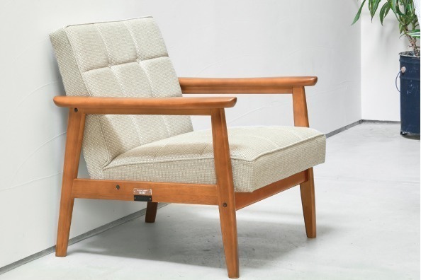 アーバンリサーチ ドアーズ×カリモク60「Kチェア」カリモクの“椅子第1号”をマキアートカラーで