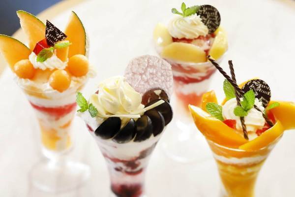 資生堂パーラー サロン・ド・カフェ ラゾーナ川崎店の夏限定パフェ、富良野メロンやナガノパープルが主役