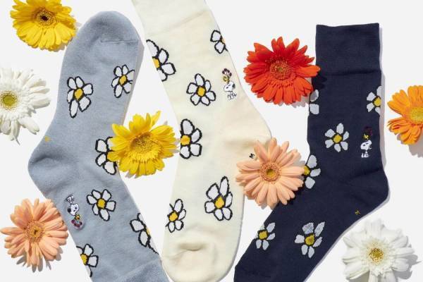 シックストックス「ピーナッツ フラワーソックス」に新色、コミックで描かれる花を編みで表現