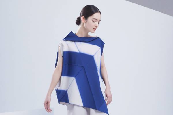 132 5. イッセイ ミヤケ新作「トライアングル ダイ」“螺旋階段”着想のコートやトップ