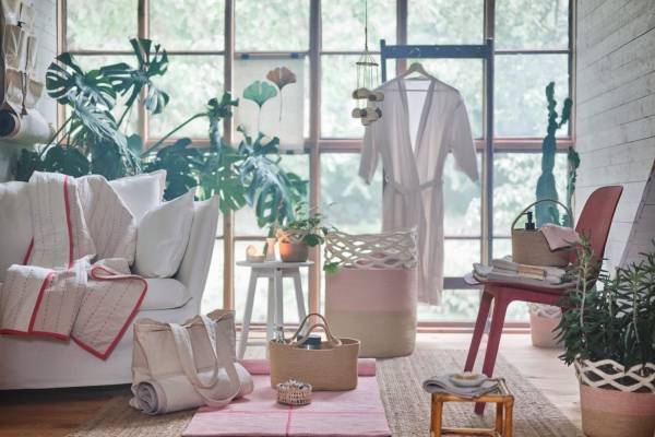 イケア新作ホーム雑貨「ヴォールダンデ」刺繍入りガウン＆キャンドルホルダーなど