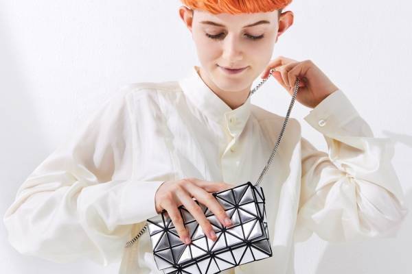 BAO BAO ISSEY MIYAKE新作“まるでアクセサリー”輝くショルダーバッグやハットも