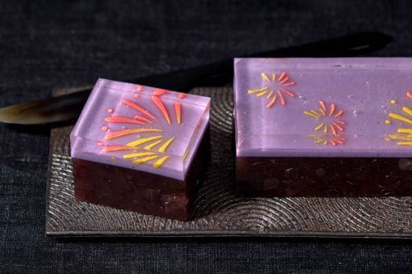 老舗和菓子・鶴屋吉信の夏限定羊羹「華華火(はなはなび)」大輪の花火が彩る夏の一景を表現