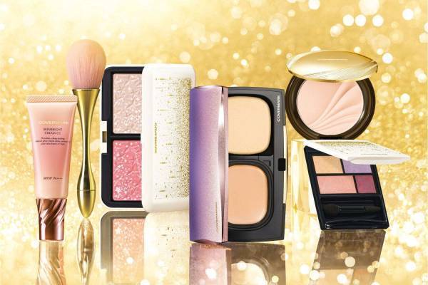カバーマーク22年クリスマスコフレ、人気No.1ファンデーション現品や“煌めく”アイシャドウ
