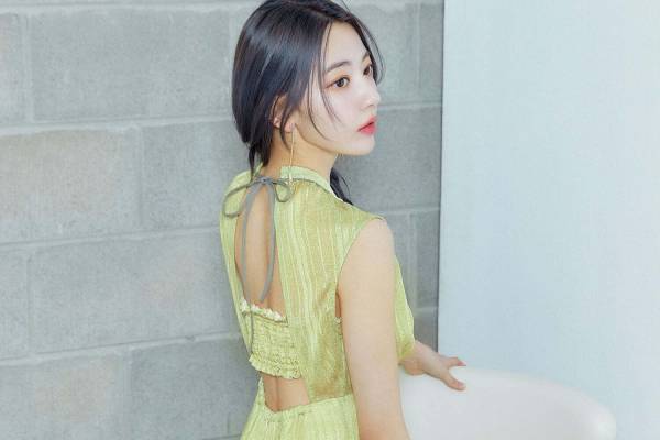 リリー ブラウン“後ろ姿で肌見せ”新作ワンピースやハンサムなジレ、モデルに宮脇咲良