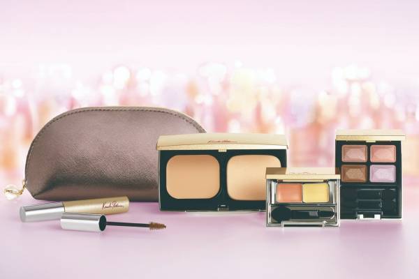 ケサランパサラン22年クリスマスコフレ、人気“ツヤ肌”ファンデ現品や煌めくアイパレット