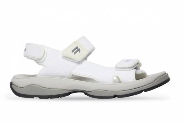 バレンシアガ新作シューズ「ツーリスト」“ロゴ刺繍”を配したテクニカル素材のストラップサンダル