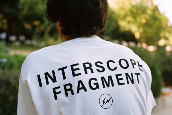 フラグメント デザインのロゴ入りTシャツ＆スウェット、米レコードレーベルとコラボ