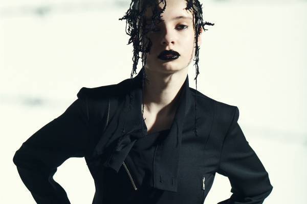 リミ フゥ22年秋冬新作、ギャバジン×ファスナーの変形ライダースジャケットやウールガーゼのドレス