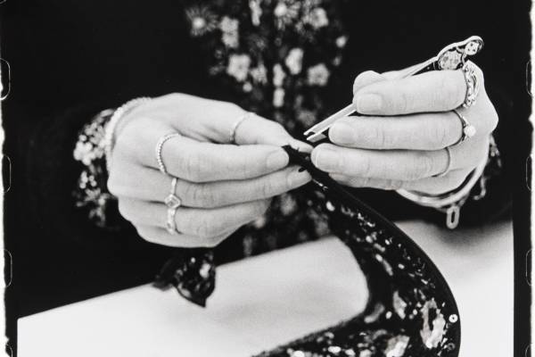 展覧会「シャネルを紡ぐ手」銀座で、オートクチュールのアトリエ＆職人の“手”を写す写真展示