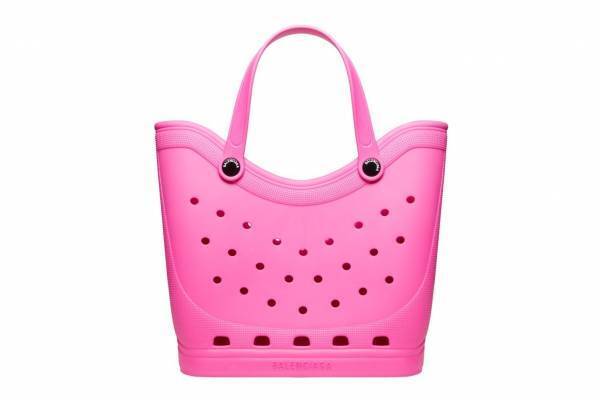 バレンシアガ新作バッグは「クロックス」サンダルから着想、通気孔を配したトートや「フォン ホルダー」