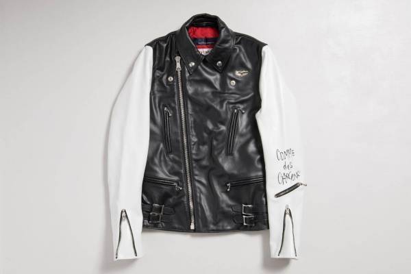 コム デ ギャルソン×ルイスレザーズの青山店限定ライダースジャケット、ホワイトのスリーブで