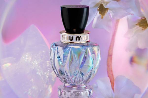 ミュウミュウ新作フレグランス「ミュウミュウ ツイスト オードマグノリア」宇宙の色を思わせる花の香り