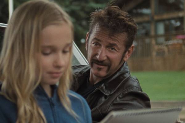 映画『フラッグ・デイ 父を想う日』監督・主演ショーン・ペン、“犯罪者の父”と向き合う娘の実話