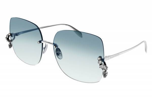 アレキサンダー・マックイーン“スカルペンダント”が輝く新作アイウェア、大胆ロゴ入りサングラスも