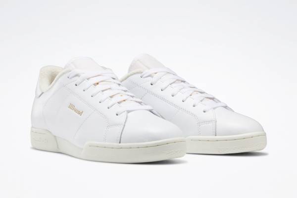 リーボック×ジョウンド“金ロゴ”入り白スニーカー、1足ずつ異なるオンリーワンデザイン