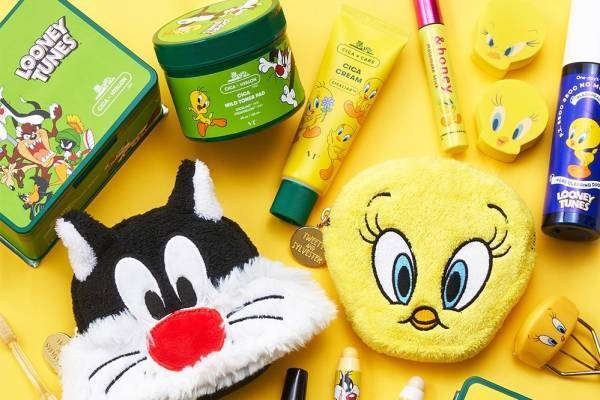 「ルーニー・テューンズ」のプラザ限定コスメ、レブロンのリップスクラブが“トゥイ―ティー”デザインに