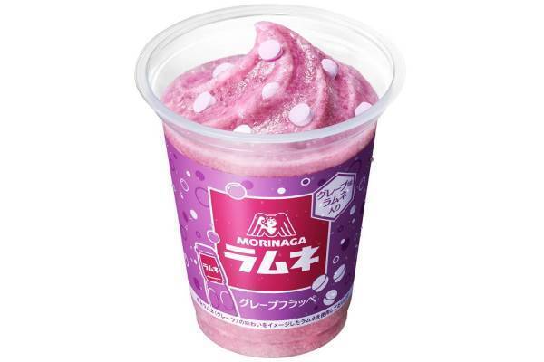 ファミリーマート×森永製菓の新作フラッペ「森永ラムネグレープフラッペ」存在感ある専用粒ラムネ