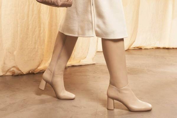 ダイアナ22年秋“進化した”美脚ロングブーツ、クリスタルバックルが輝くソックススニーカーも