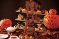 横浜ロイヤルパークホテル”ハロウィン”アフタヌーンティー、かぼちゃ型クッキー&黒×赤のチョコケーキ