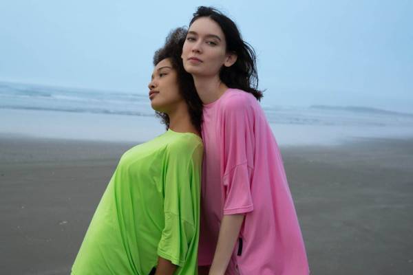 オニツカタイガー”着心地にこだわった”上質Tシャツ&美ラインロングドレス、多彩なカラーで