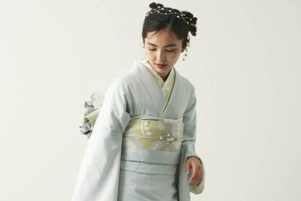 キモノ バイ ナデシコ新作振袖「スポットライト」夜や明け方の“空”をイメージ、輝くラメをオン