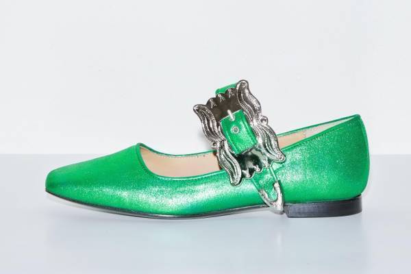トーガ プルラ22年秋冬新作シューズ、バックルを飾った艶やかグリーンパンプス＆コンチョを並べたブーツ