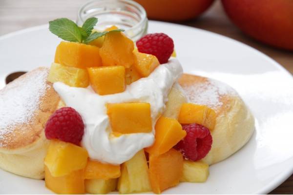 「幸せのパンケーキ」夏限定、完熟アップルマンゴー&パインのふわふわパンケーキ