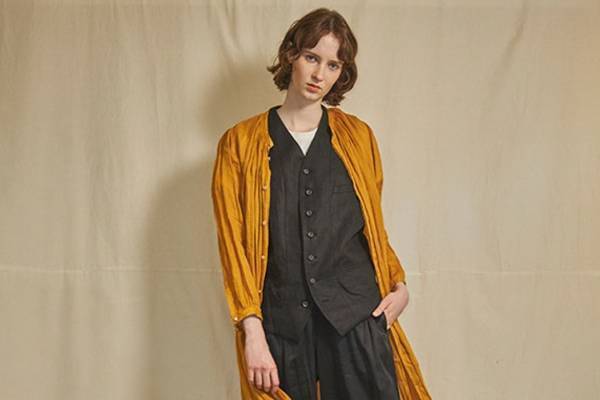 スズキ タカユキ 22-23年秋冬コレクション - 紅葉する秋の森、やわらかな地面を踏みしめて