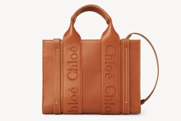 クロエのアイコンバッグ「ウッディ」新作”上品カーフスキン”×クロエロゴ刺繍入りリボン