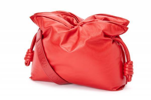 ロエベ 「パズル」などアイコンバッグがふんわり“パファー”仕様に、“風船”ポーチなど革小物も