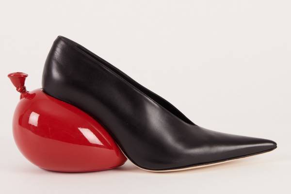 ロエベ“かかとに風船”ヒールの新作シューズ、ふわふわシアリングのスニーカーも