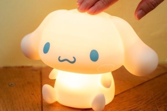 サンリオ「シナモロール」の“ぷにぷに”ライト、どこでも置ける手のひらサイズ