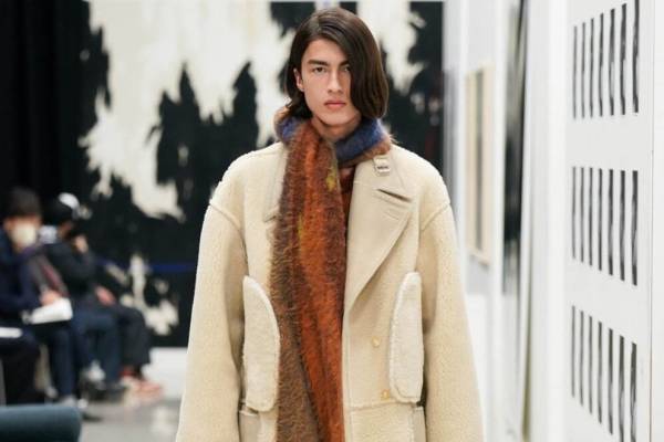 ヨーク、リバーシブル仕様のムートンコート＆レイヤードデザインのバルカラーコートなど