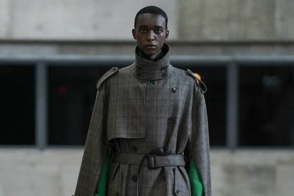 シュタイン、チェック柄のトレンチコート＆ミニマルなノースリーブジャケットなど