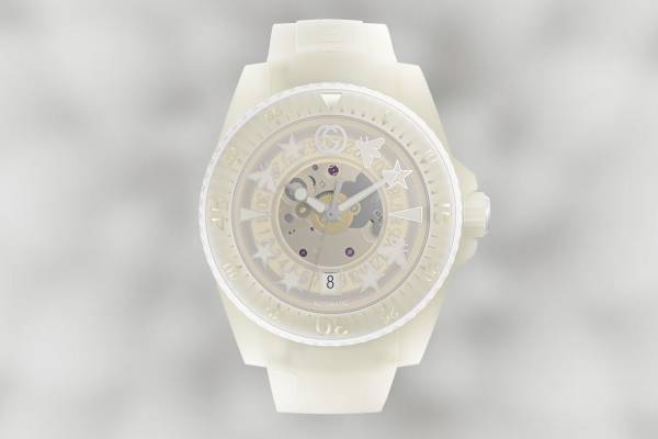 グッチの腕時計「グッチ ダイヴ」“透明”ダイアル＆ストラップの新作、GGロゴや星のインデックス