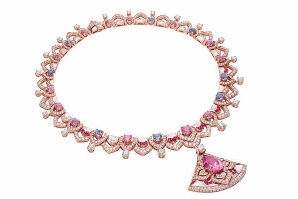 ブルガリ「ディーヴァ ドリーム」新作ハイジュエリー、スピネルやルビーが輝く扇形ネックレス