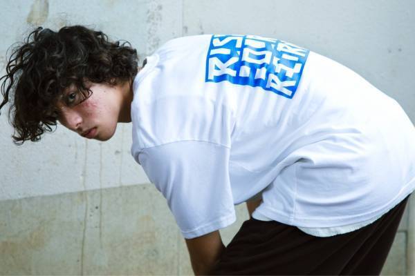 ノンネイティブ×蘭レコードショップ「ラッシュアワー」コラボTシャツ、鮮やかグラフィックをプリント