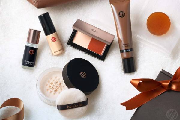 江原道22年クリスマスコフレ、スキンケアからメイクアップまで“限定品だらけ”ポーチ付きキット