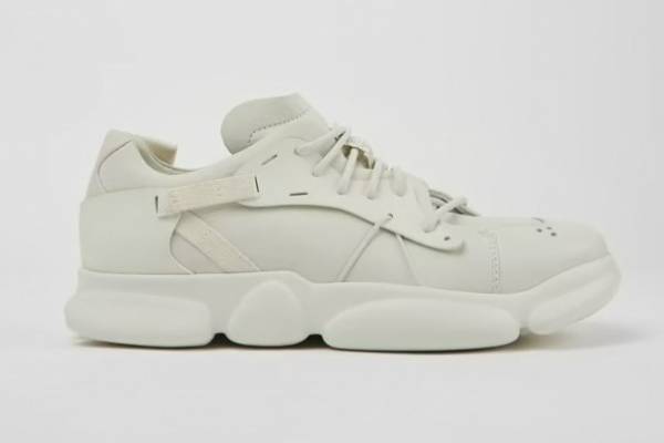 カンペール22年秋冬新作、“石の曲線”をイメージしたオールホワイトのスニーカーなど