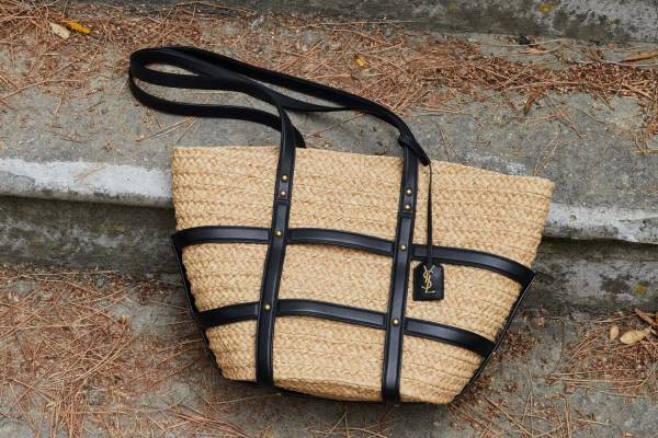 サンローランのカゴバッグ「パニエ」乗馬風レザーストラップ×YSLイニシャルのキーホルダー