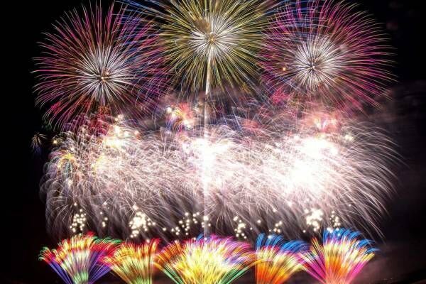 茨城 利根川花火大会22 3年ぶりに開催 二尺玉の大花火含む 約3万発 を打ち上げ 22年8月13日 ウーマンエキサイト 1 3