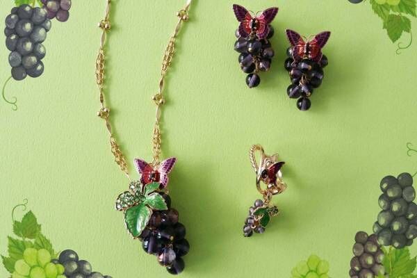アナ スイ“ぶどう”のガラスアクセサリー、蝶が舞うヴィンテージ風ネックレスやイヤリング