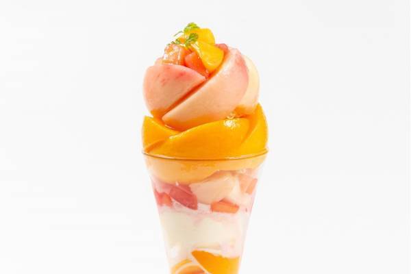 約1.5個の黄金桃＆白桃を使用した“桃パフェ”、フルーツピークスのカフェ併設店限定で