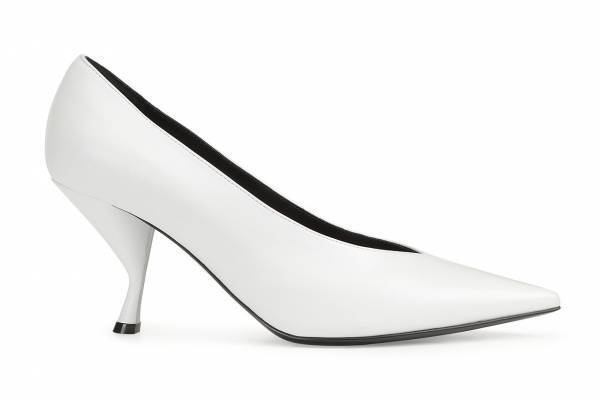 セルジオ ロッシ“まるで彫刻”ヒールの新シューズ、ホワイトのパンプス＆サイハイブーツ
