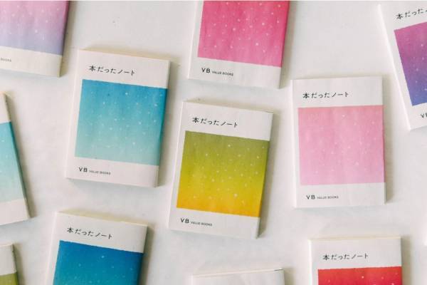"文庫本を再利用”「本だったノート」発売へ、全部異なるグラデカラー＆文字のカケラ入りページも