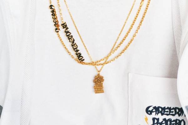 キャリアリング×ブラックアイパッチ、“取扱注意”やロゴプレート付きネックレスやブレスレット