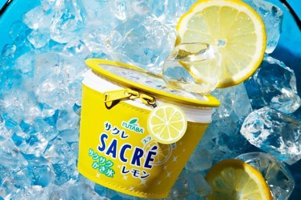 「サクレレモン」本物そっくりなポーチに！スライスレモンのチャーム付き、公式ブック全国ファミマに